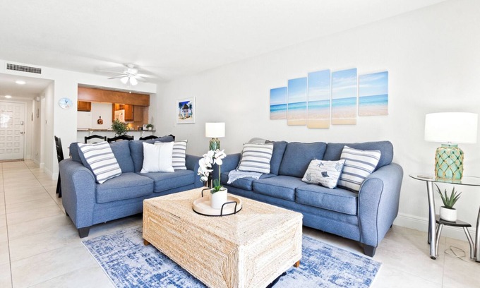 Avon By The Sea Condominio | Coastal Comfort Steps from Cocoa Beach Pier W/Heated Pool, BBQ Grills & Private Balcony
