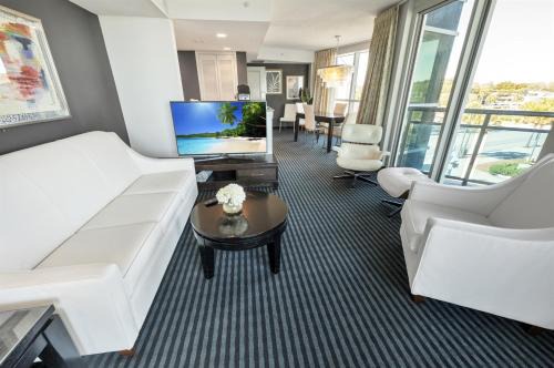 Downtown Myrtle Beach Apartamento | Coastal condo w balcony & hot tub