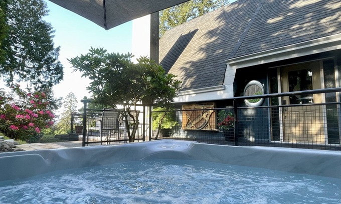 Gibsons Casa | Coastal Contemporary Retreat with Hot Tub