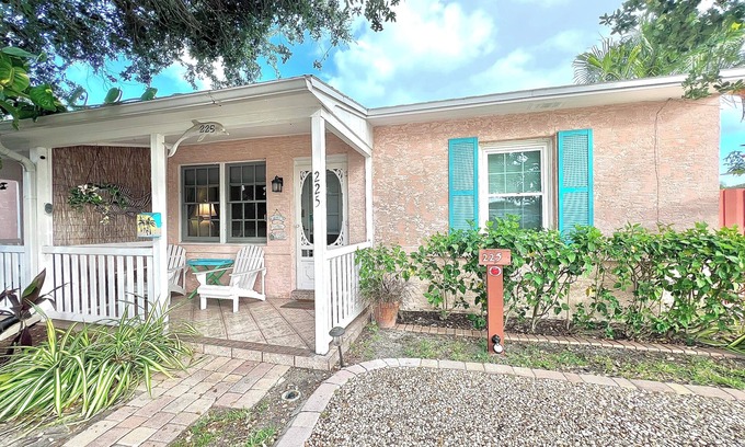 Cocoa Beach Cabaña | Coastal Cottage 225 - Walk to Beach, King Bed