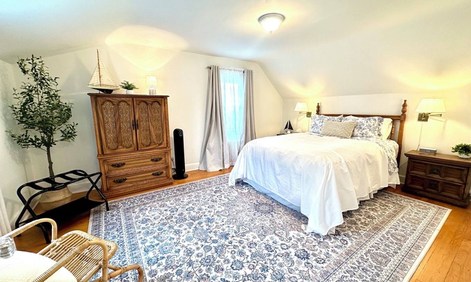 East Shore Cabaña | 2-bedroom cozy cottage centrally located