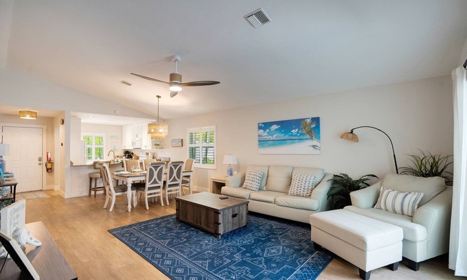 South Sarasota Casa | Coastal Cottage: Renovation Sleep 6 Hot tub, Pool