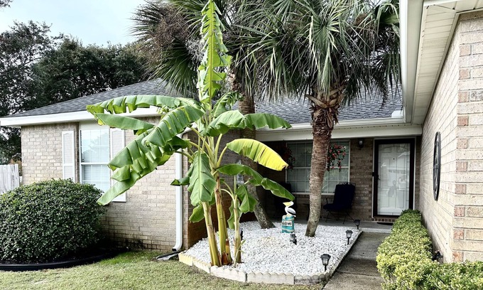Gulf Breeze Casa | "Coastal Cottage" Spacious Coastal Home, Game Room/Bikes/Large yard
