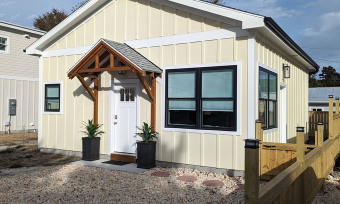 Morehead City Cabaña | Coastal Cottage, walk to downtown Beaufort, close to beaches, pet friendly.