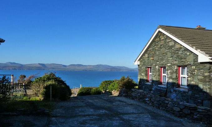 Kells Casa | Coastal Cottage with magnificent sea and mountains.