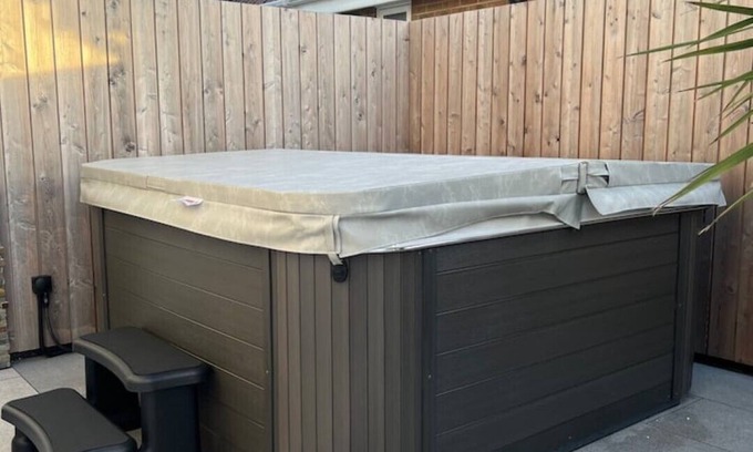 New Romney Apartamento | Coastal Courtyard with hot tub, Greatstone