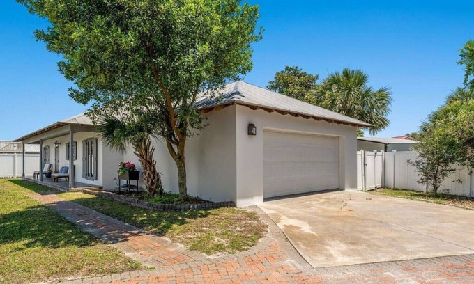 El Centro Beach Casa | Coastal Cutie: Bch Home 2Blks2Bch, BBQ, Outdoor Twinkle Lights, FREE Activities!