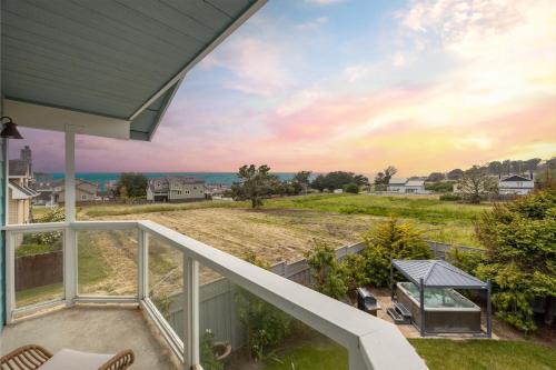 El Granada Casa | Coastal Dream - 2 Blocks to ocean, steps to beach, hot tub, coastal trail, BBQ