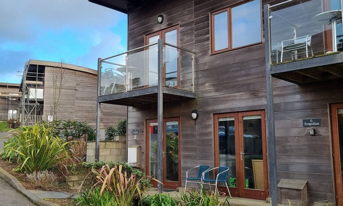 Porthtowan Casa | Coastal Eco-Lodge Close to Porthtowan Beach - Hot Tub - 3 Bedrooms, Pet friendly