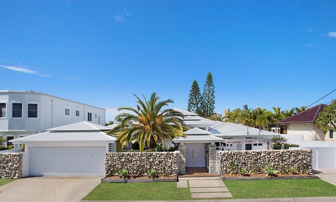 Broadbeach Waters Casa | Coastal Elegance