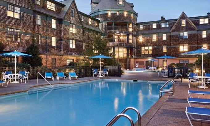 The Point Complejo | Coastal Elegance in Newport – 3-Bedroom Suite at Club Wyndham Long Wharf