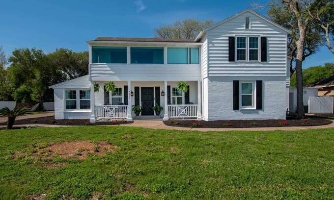 Bay Area Casa | Coastal Elegance Unveiled