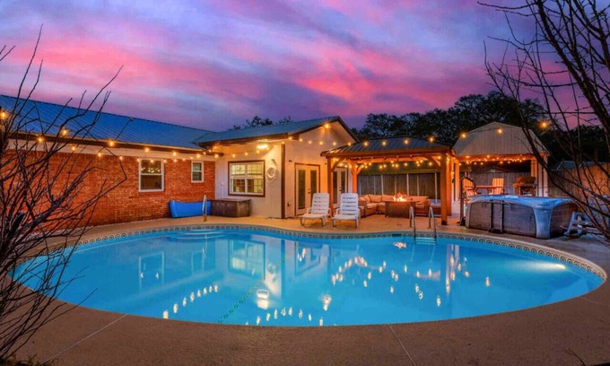 Fort Walton Beach Casa | Coastal Escape: Heated Pool, Hot Tub, Grill!