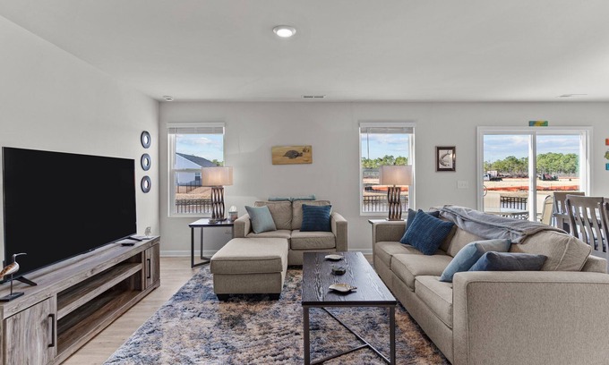 Southport Casa | Coastal Eve Retreat-pets, fenced yard, beach gear, and more!