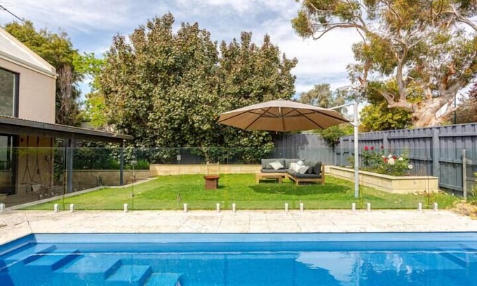 Cottesloe Casa | Coastal Family Getaway - Cottesloe Pool Retreat