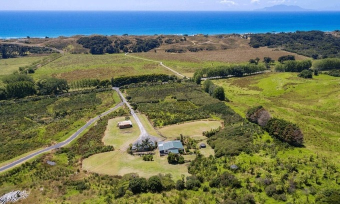 Pakiri Otro | Coastal Farmhouse- Stars, Spa and Birdsong