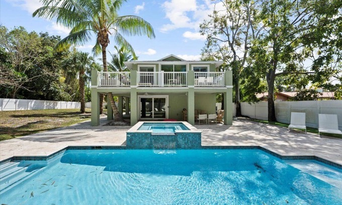 Jupiter Casa | Coastal Getaway: 4BR Home - 5 Min to Jupiter Beach