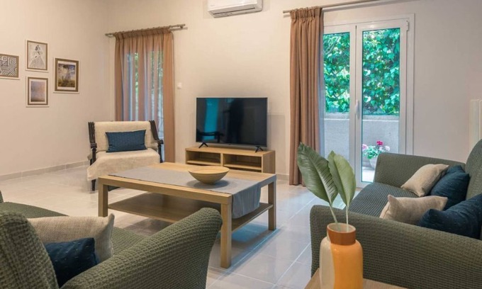 Nea Makri Apartamento | Coastal Getaway: Roomy Beachside Apartment!