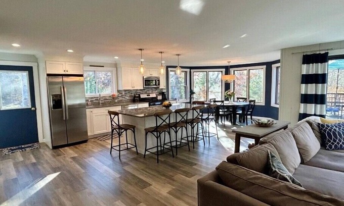 Vineyard Haven Casa | Coastal getaway! Walk to Lamberts Cove Beach