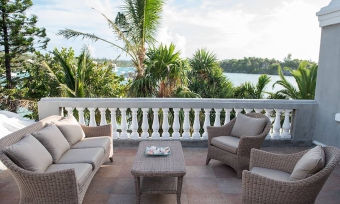 Bermuda Apartamento | This beautiful beach front home is just steps away from the lovely Elly's Harbour