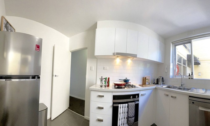 Elwood Apartamento | Coastal Haven in Elwood - 5 mins to Beach. Private Courtyard!