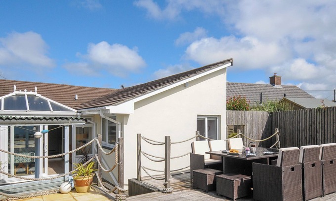 Saint Gennys Cabaña | COASTAL HAVEN, pet friendly, with a garden in Crackington Haven