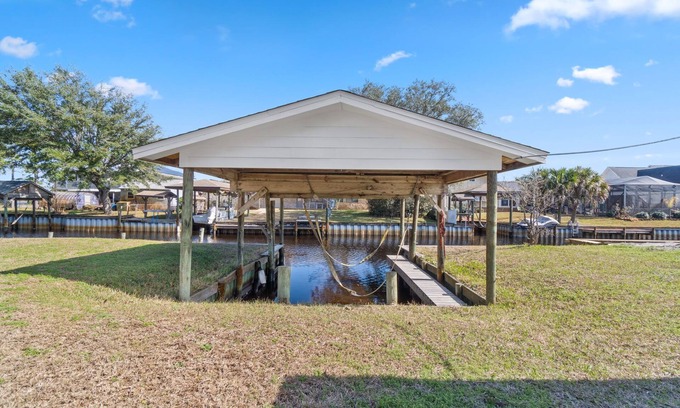 Sunset Bayou Casa | COASTAL HM WITH BOAT LIFT AND DOCK, 2 MILES FROM BEACH