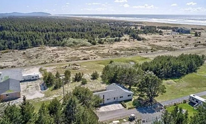 Long Beach Casa | Coastal Home on Edge of Town with Fire-pit & Private Beach Path. Dog Friendly!