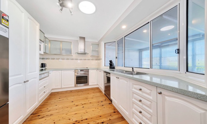 Long Jetty Casa | Coastal Home/Outdoor Spa-10mins from the beach