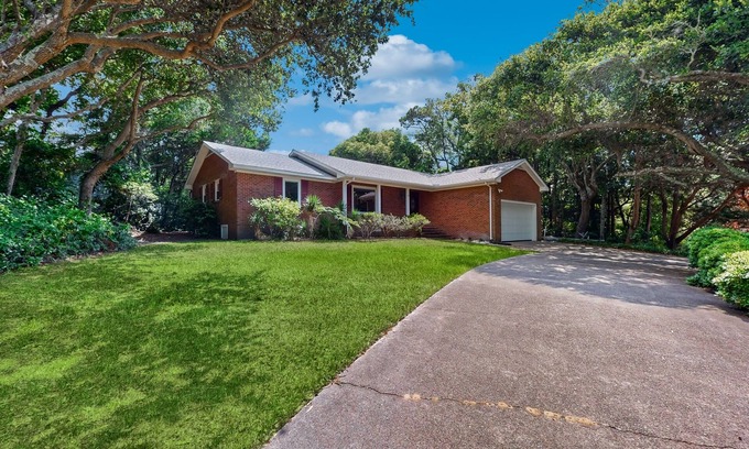 Pine Knoll Shores Casa | Coastal home close to beach and local attractions