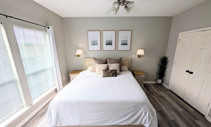 League City Casa | Coastal Home with Neighborhood Fishing Pier