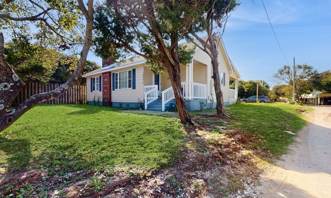 Salter Path Cabaña | Coastal home with patio, close to beach and local attractions