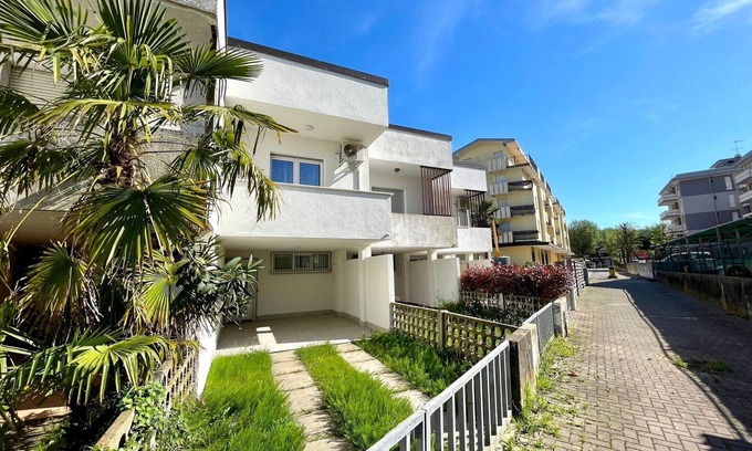 Porto Santa Margherita Villa | Villa costera con jardín privado