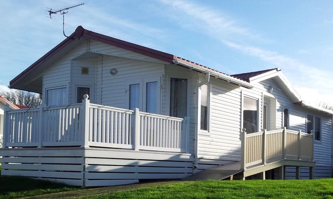 Bembridge Cabina | Coastal Lodge Retreat, Child & Pet Friendly