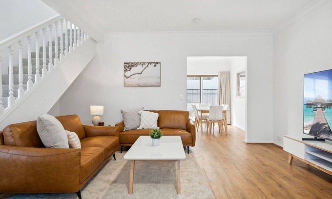 Glenelg South Casa | Coastal Luxury: 3-Bed Townhouse 150m from Beach