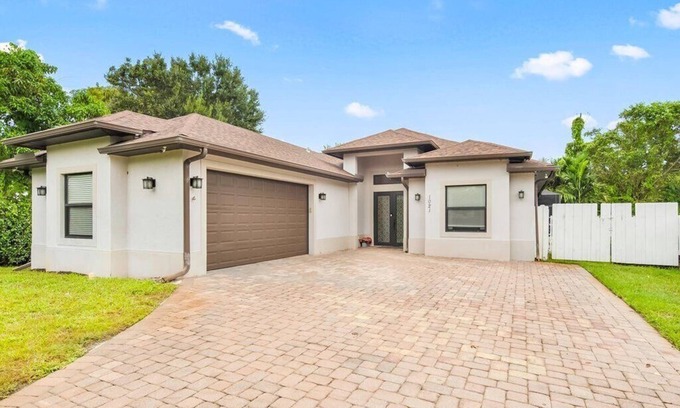 Central Naples Casa | COASTAL LUXURY 4BD HOME W POOL, PRIME LOCATION 5 MIN TO TOP BEACHES AND DOWNTOWN