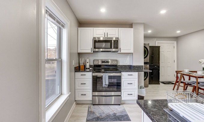 Lynn Casa | Coastal Lynn Escape w/ Fireplace: 3 Mi to Beaches