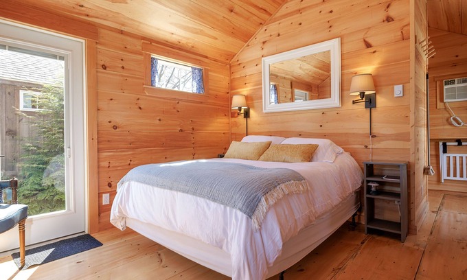 Sandy Point Cabina | Coastal Maine Getaway in the woods with Sauna - Hour from Acadia - Cabin #4 Oak