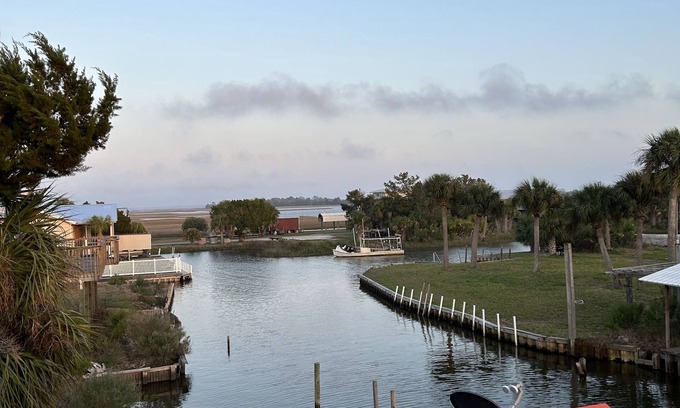 Horseshoe Beach Casa | Coastal meets country in this small but spacious canal home.
