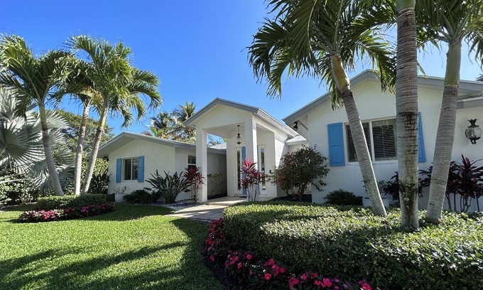 Totterdale Casa | Coastal modern house in prime Lake Ida close to Beach and Avenue!