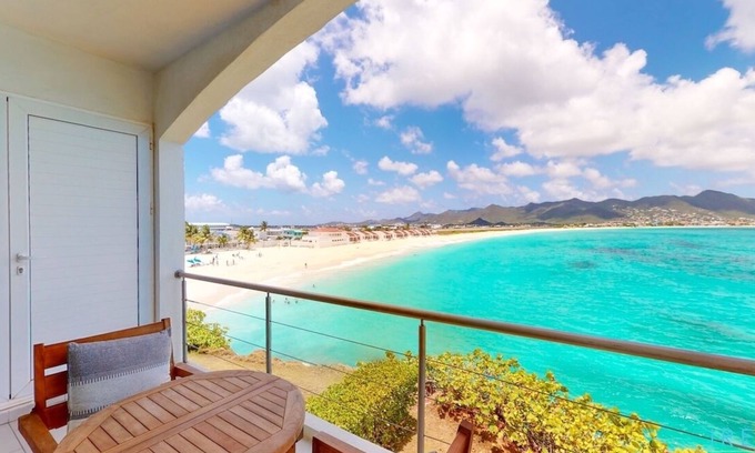 Beacon Hill Condominio | ☀️🏖️Coastal Oasis by IRE Vacations - Spacious Studio Overlooking the Beach