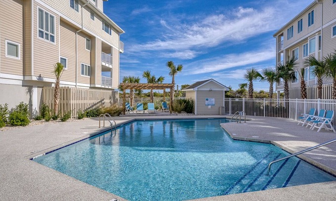 Shell Island Condominio | Coastal Paradise: 2 Pools, Tennis Court, Beach Access!