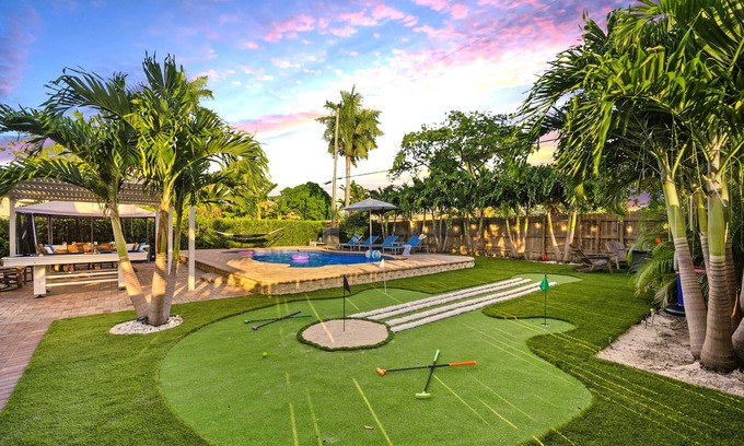 South Lake Casa | Coastal Paradise/ 7 Minutes from Beach/ Mini Golf Course
