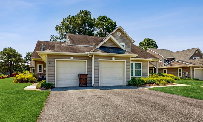 Ocean Pines Casa | Coastal resort with pool, golf, fireplace, W/D, sunroom & beach access