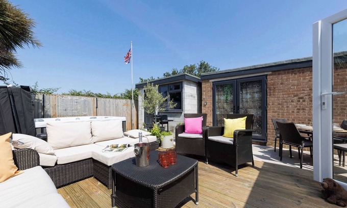 East Wittering Casa | Coastal Retreat with Hot Tub, Walk to Beach