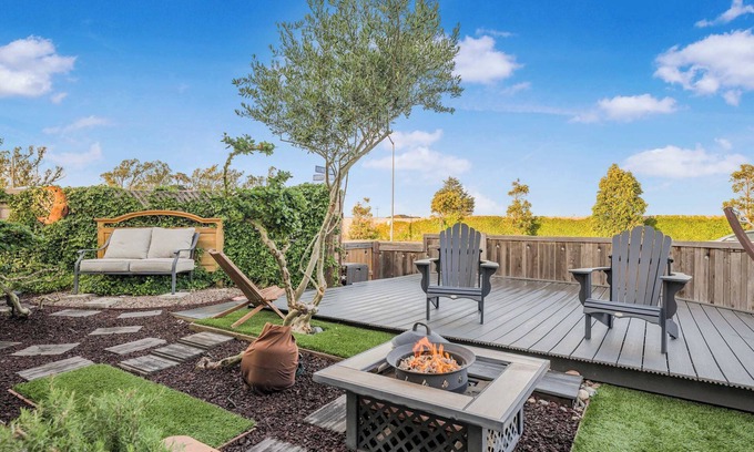 Callender Casa | Coastal Retreat - Sauna, Fire Pit & Outdoor Lounge