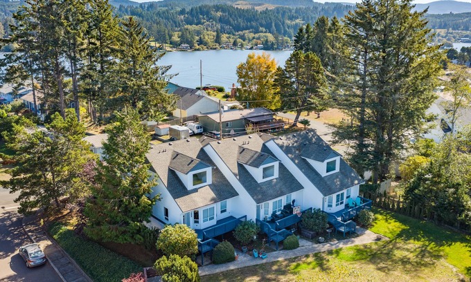 Otis Casa | Coastal Retreat, walk to Lake, mins to Ocean, Casino, Shopping