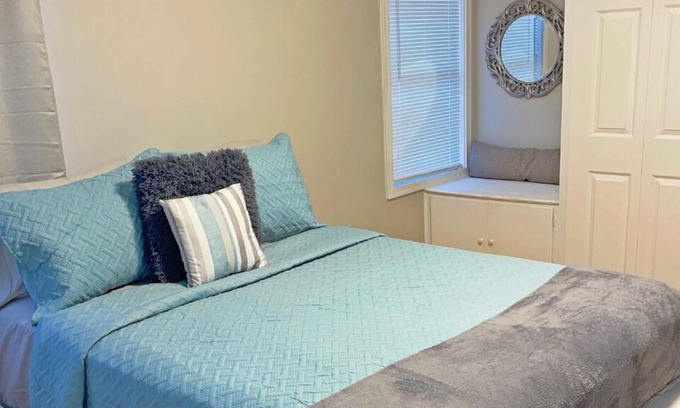 South Palm Park Neighborhood Association Casa | Coastal Room1 in Coastal Cottage Near the Beach