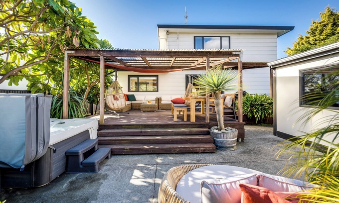 Te Awanga Casa | Coastal Serenade - Te Awanga Holiday Home