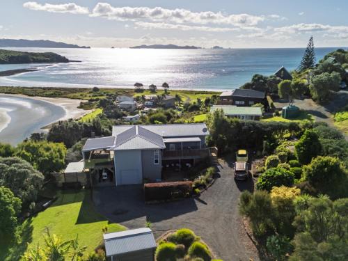 Te Tii Casa | Coastal Serenity - Tapuaetahi Beach Escape